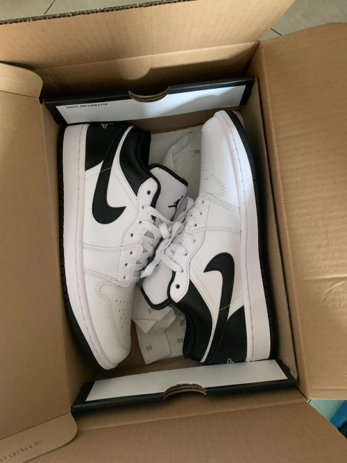 XH Travis Scott x Air Jordan 1 Low White Black review 