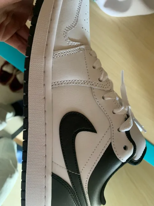 XH Travis Scott x Air Jordan 1 Low White Black review 