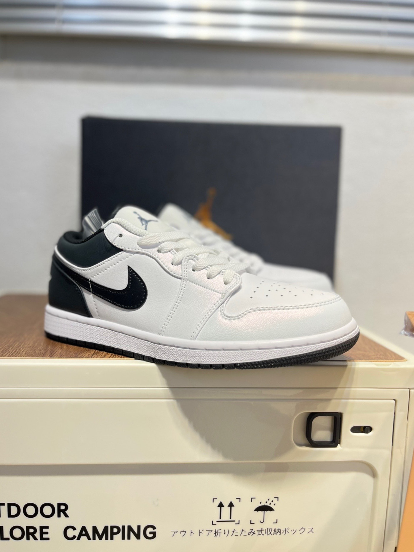 XH Travis Scott x Air Jordan 1 Low White Black review Sam 01