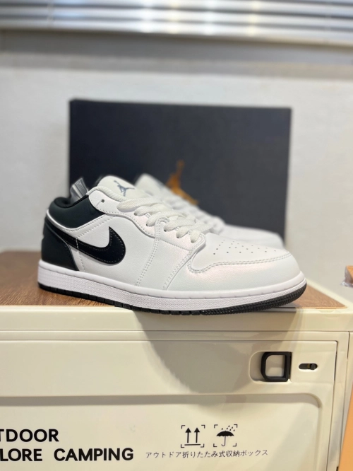 XH Travis Scott x Air Jordan 1 Low White Black review 