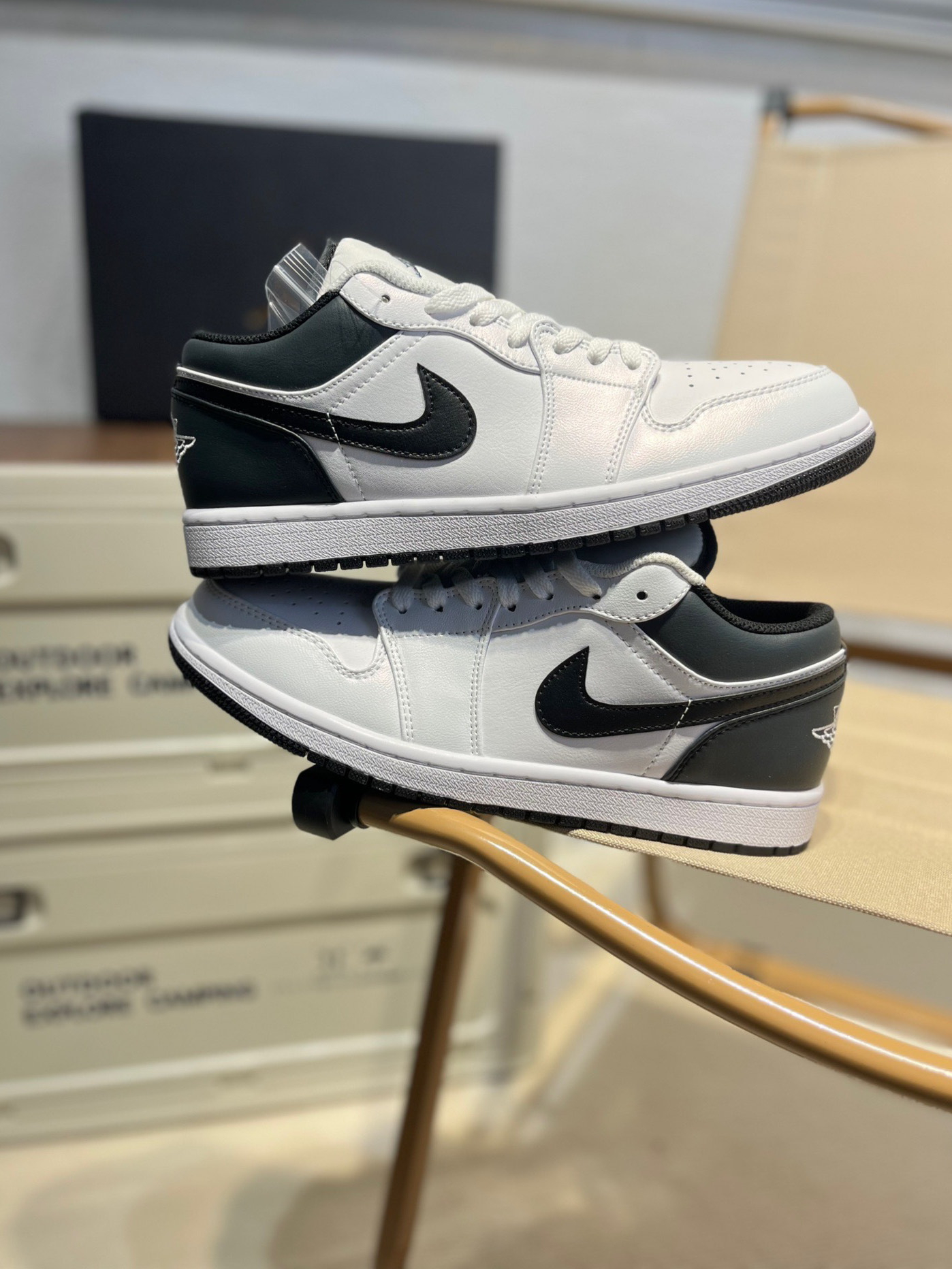 XH Travis Scott x Air Jordan 1 Low White Black review Sam 02