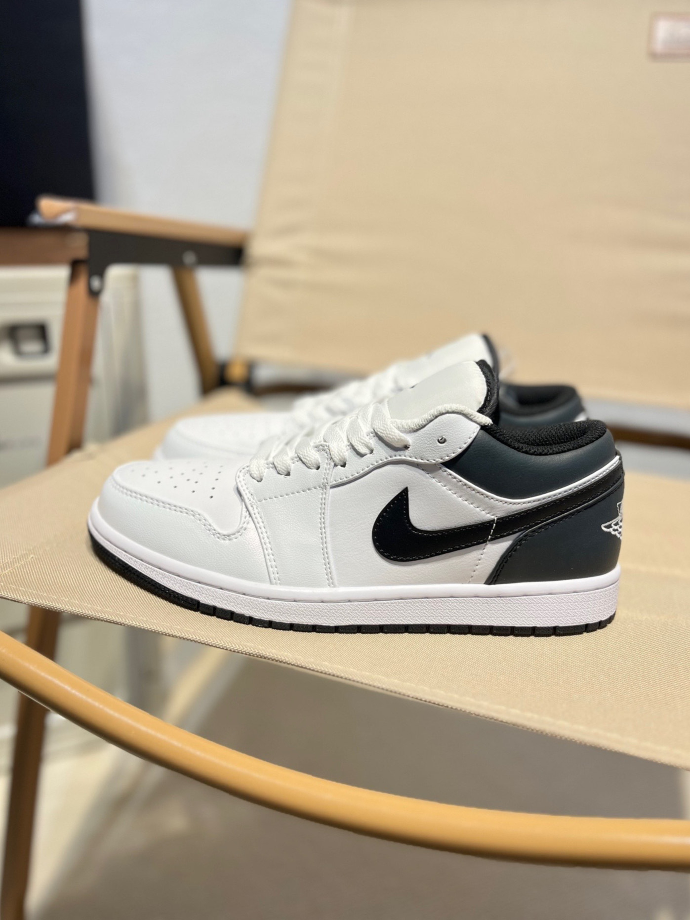 XH Travis Scott x Air Jordan 1 Low White Black review Sam 04
