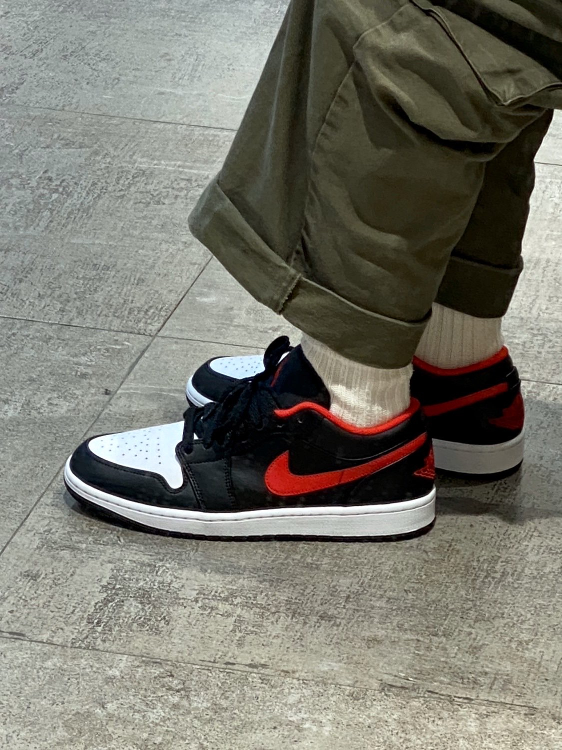 XH Travis Scott x Air Jordan 1 Low New Black Red review Amy 02