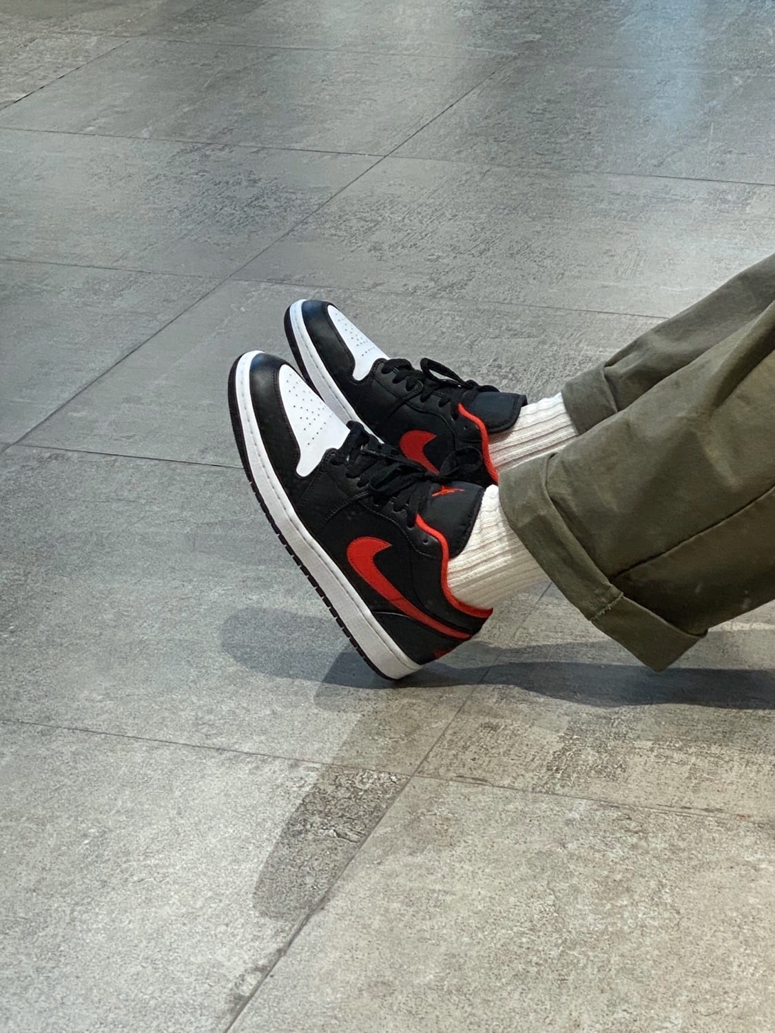 XH Travis Scott x Air Jordan 1 Low New Black Red review Amy 04