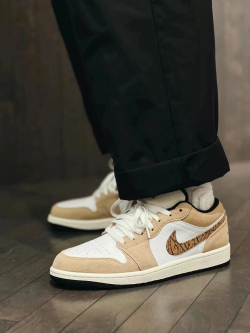 XH Travis Scott x Air Jordan 1 Low White Brown review Greg 01