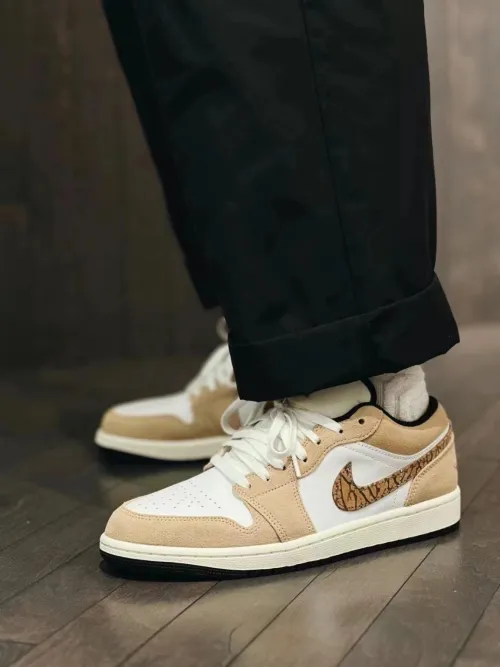 XH Travis Scott x Air Jordan 1 Low White Brown review 