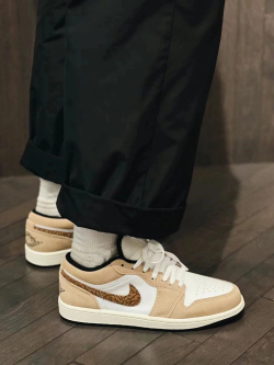 XH Travis Scott x Air Jordan 1 Low White Brown review Greg 03