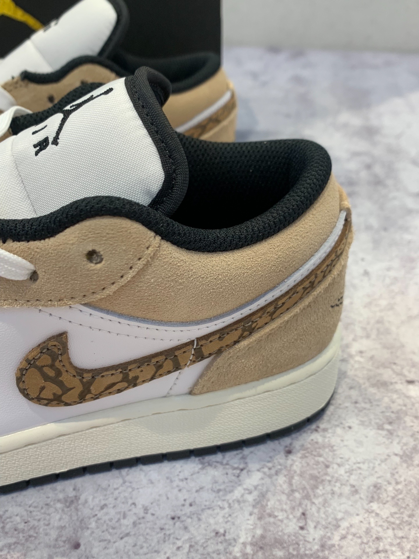XH Travis Scott x Air Jordan 1 Low White Brown review Ian 01