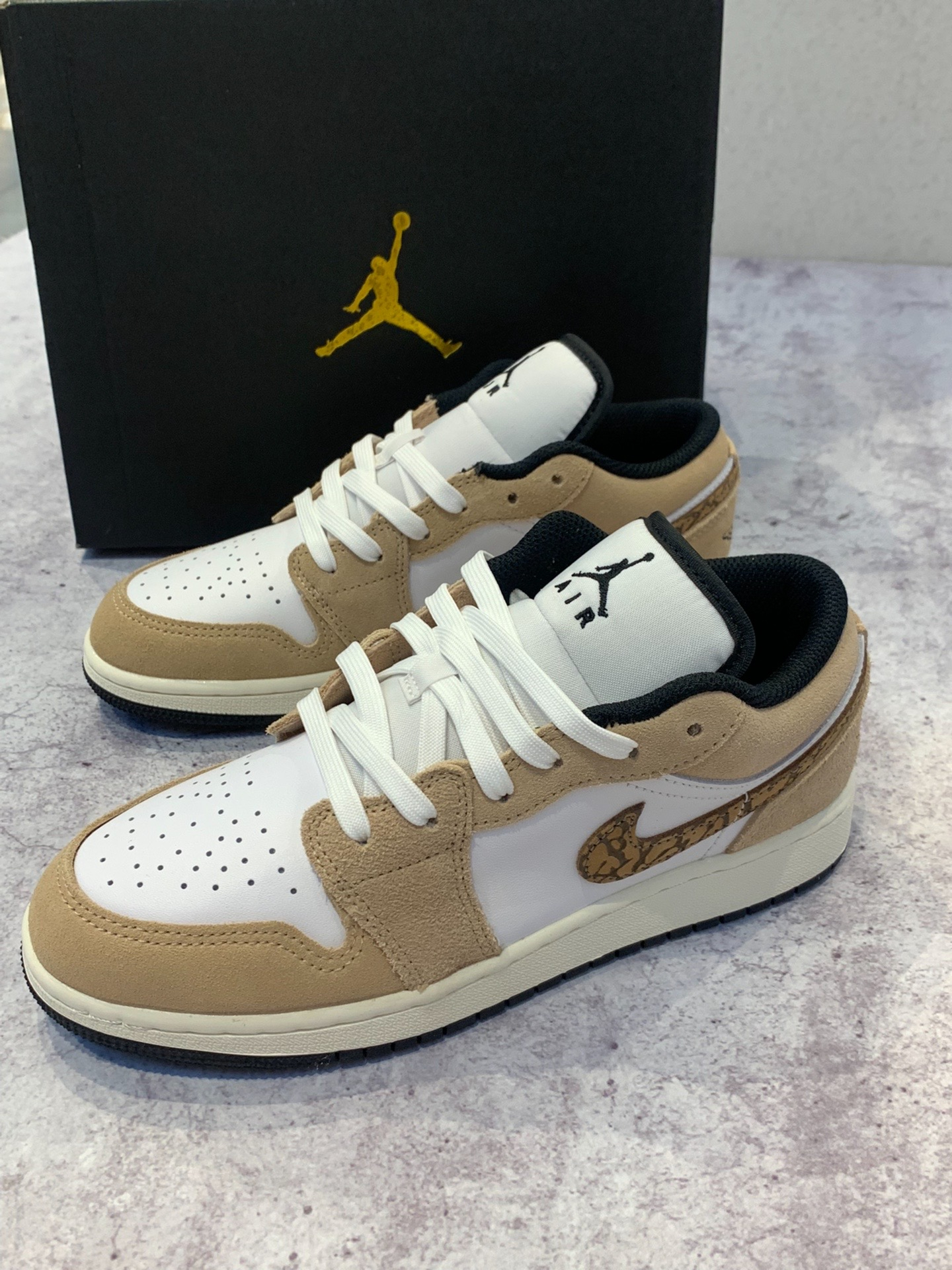 XH Travis Scott x Air Jordan 1 Low White Brown review Ian 02
