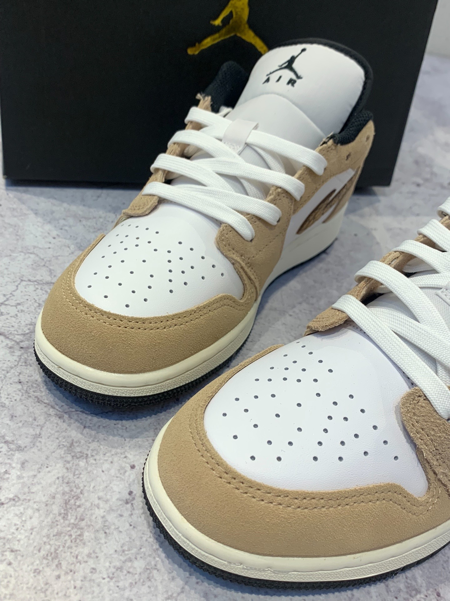 XH Travis Scott x Air Jordan 1 Low White Brown review Ian 03