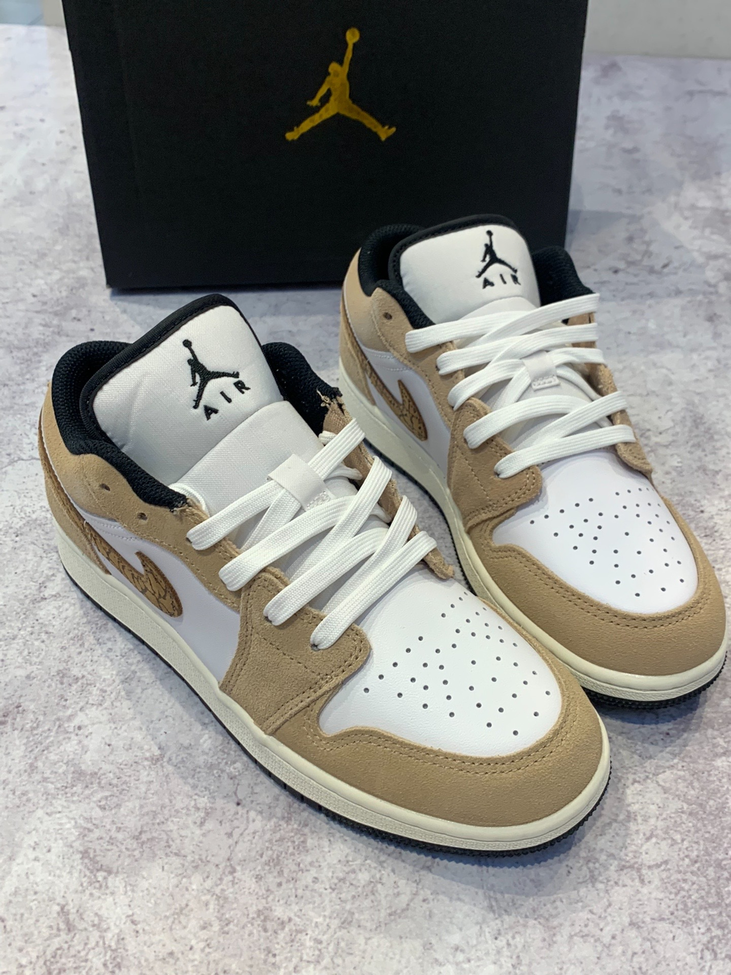 XH Travis Scott x Air Jordan 1 Low White Brown review Ian 06
