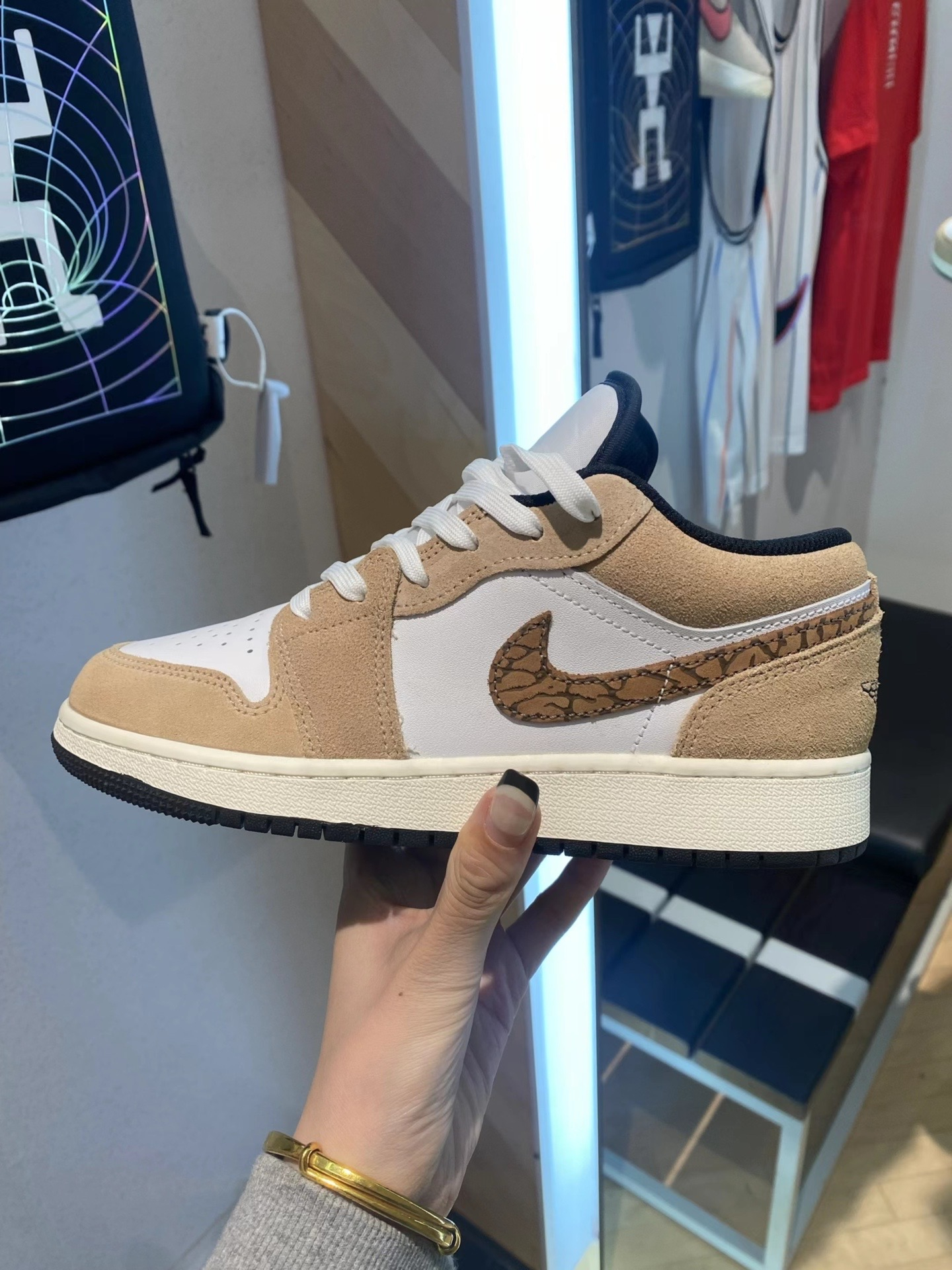XH Travis Scott x Air Jordan 1 Low White Brown review Olivia
