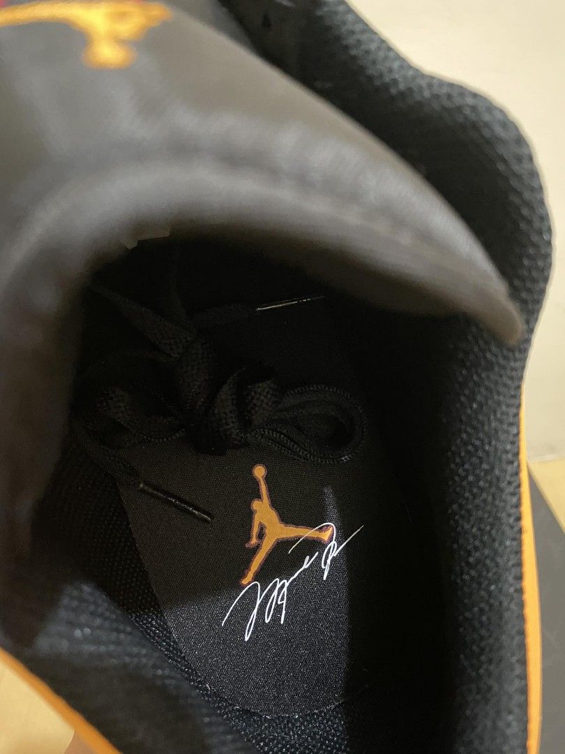 XH Travis Scott x Air Jordan 1 Low Dark Gray review Mona 02