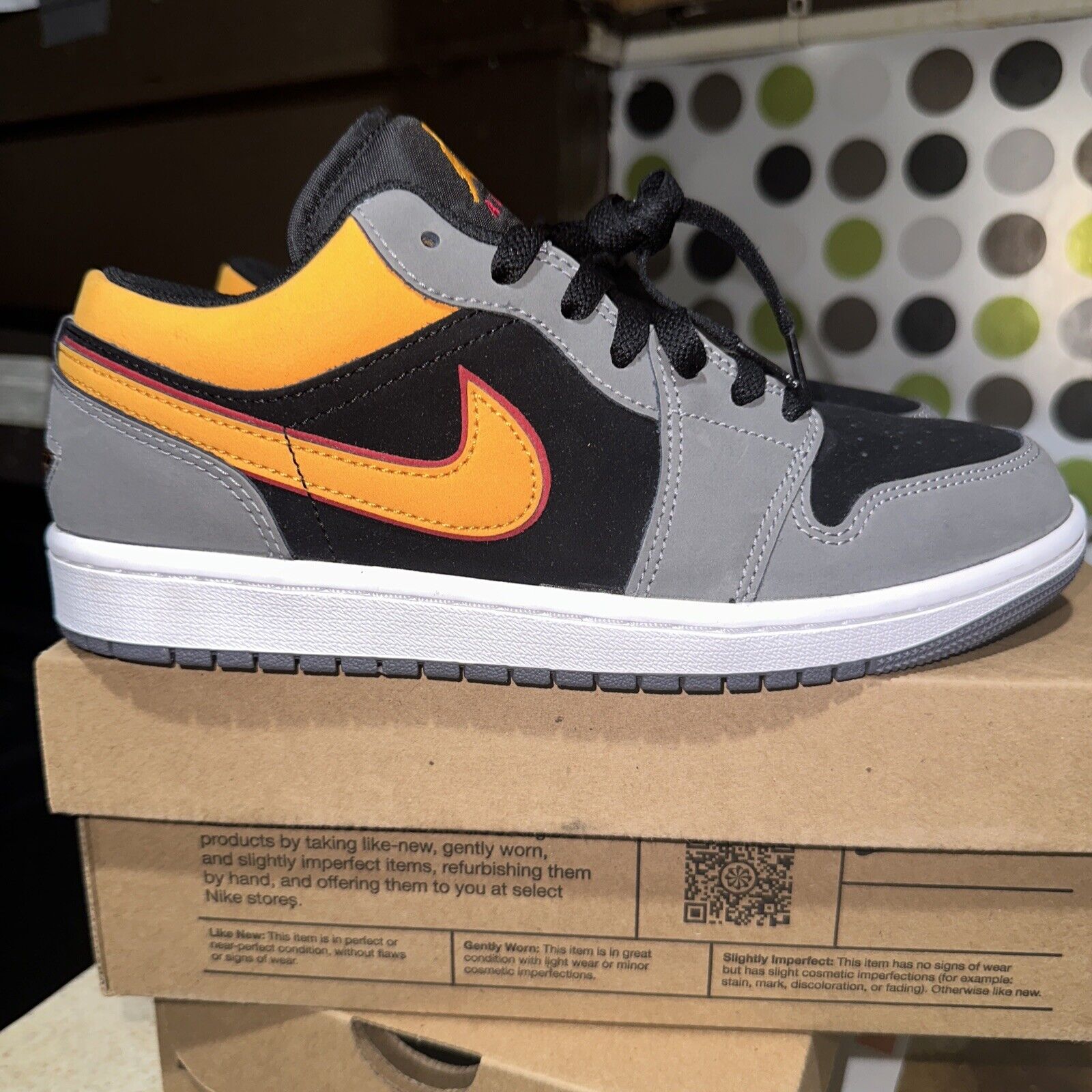 XH Travis Scott x Air Jordan 1 Low Dark Gray review Sam 03