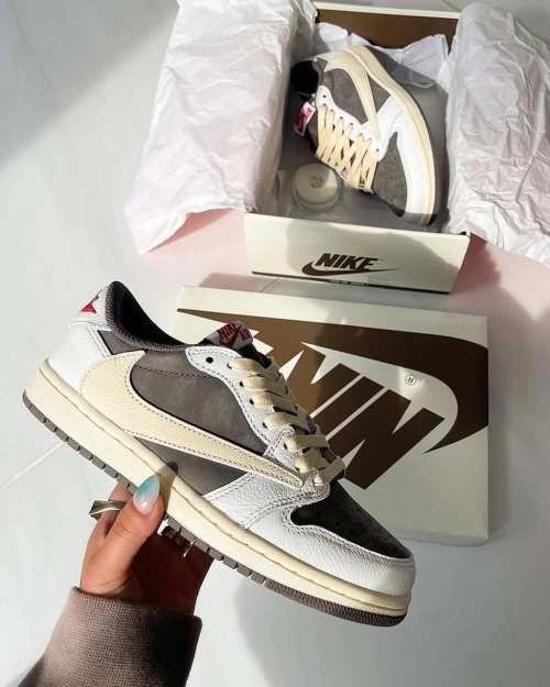 XH Travis Scott x Air Jordan 1 Low White BrownBarb review 