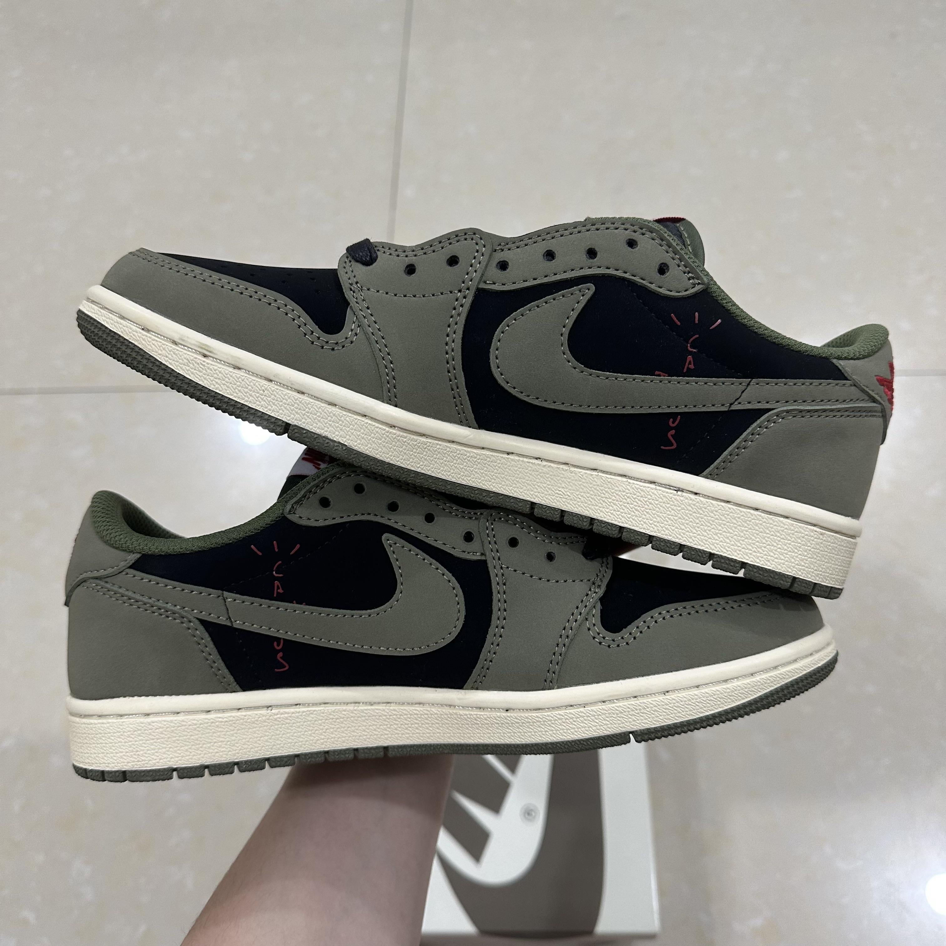 XH Travis Scott x Air Jordan 1 Low Green Barb review Sam 02
