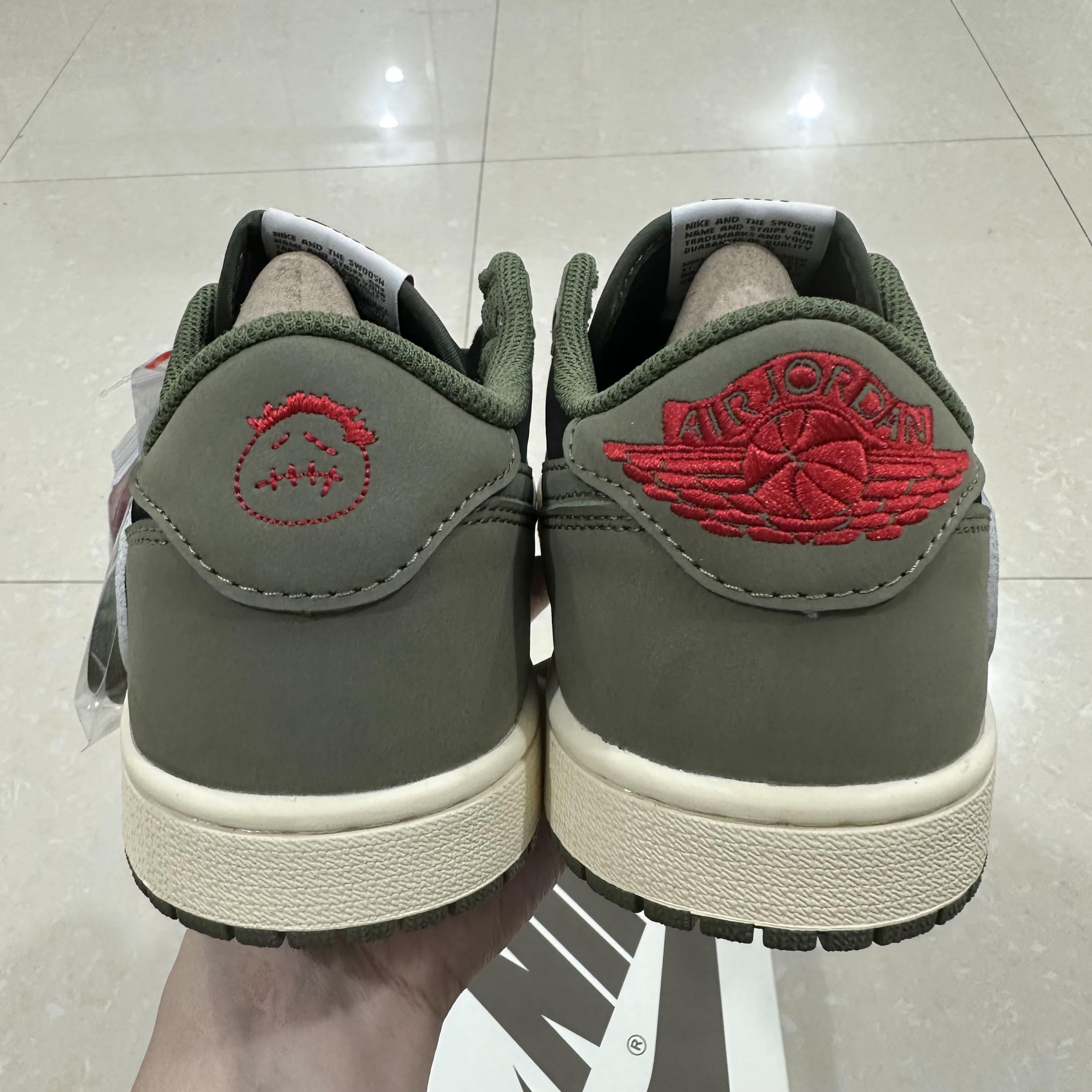 XH Travis Scott x Air Jordan 1 Low Green Barb review Sam 03