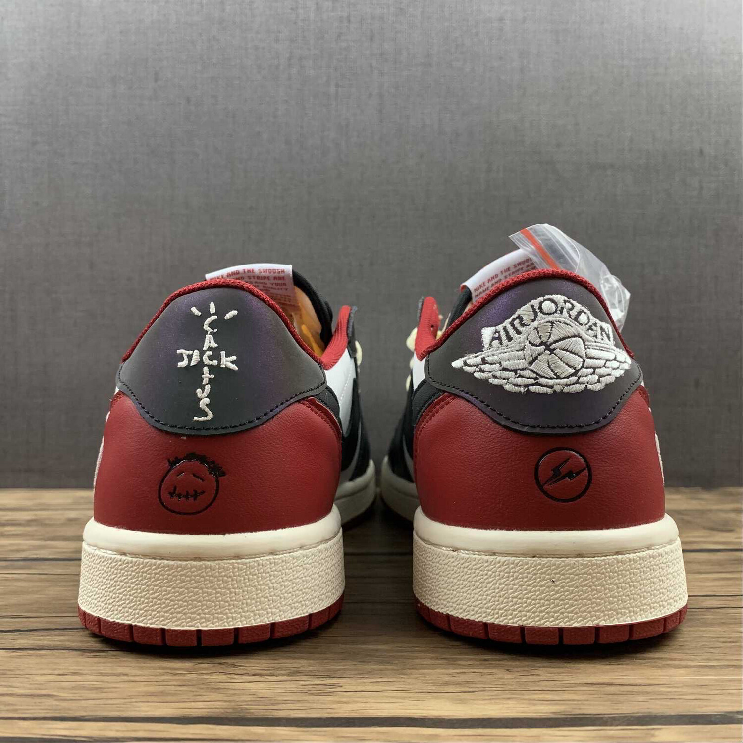 XH Travis Scott x Air Jordan 1 Low Black Red review Ursula 03