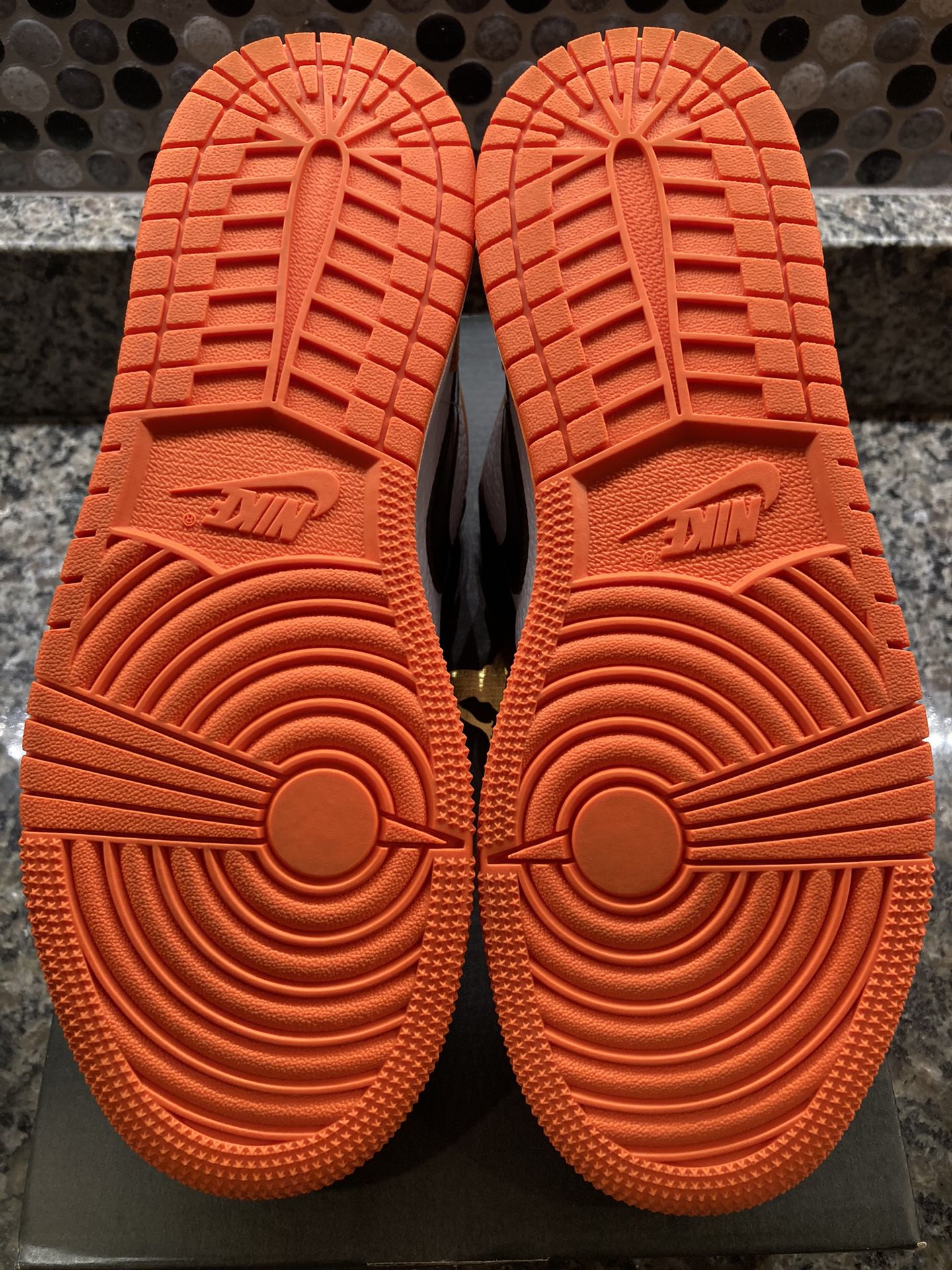 XH Air Jordan 1 Low Golf Shattered Backboard review Charles 03