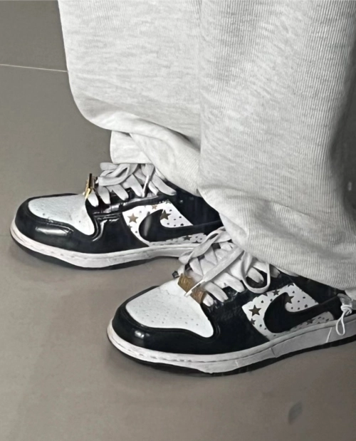 SX Supreme x Nike SB Dunk Low Black Stars review 