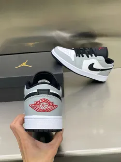 XH Air Jordan 1 Low Light Smoke Grey review Amelia 03