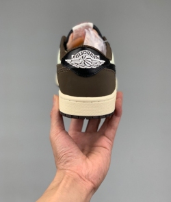 XH Travis Scott x Air Jordan 1 Low Dark Mocha review Ethan 01