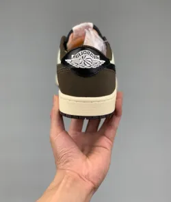 XH Travis Scott x Air Jordan 1 Low Dark Mocha review Ethan 01