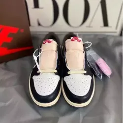 XH Travis Scott x Air Jordan 1 Low Dark Mocha review Isla 02