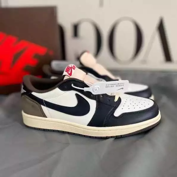XH Travis Scott x Air Jordan 1 Low Dark Mocha review Isla 03