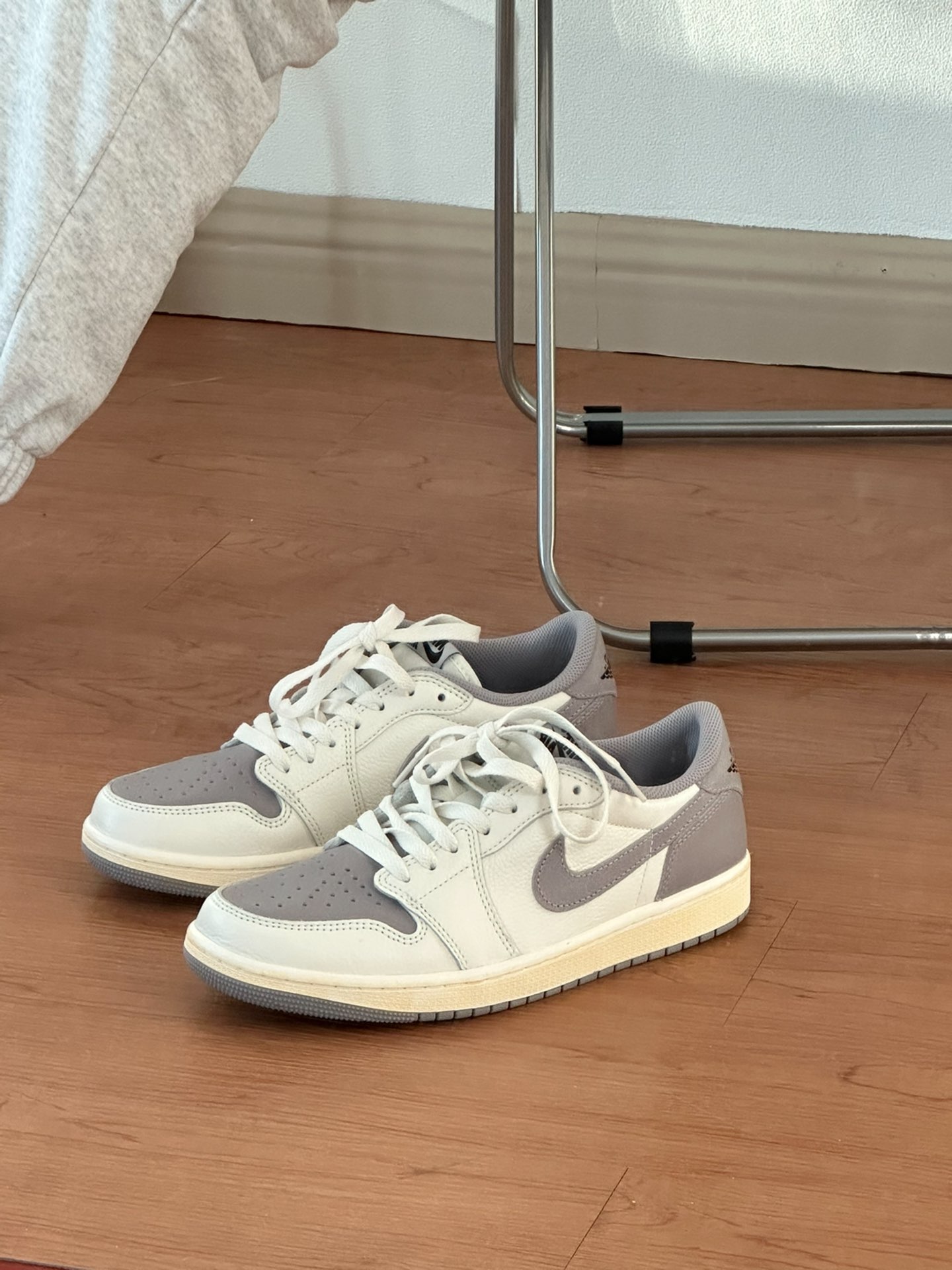XH  Air Jordan 1 Low “Atmosphere Grey” review Xavier 02