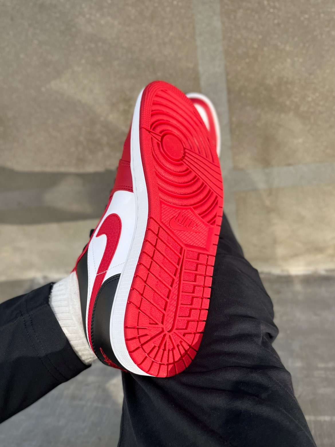 XH Air Jordan 1 Low Red, white And Black review Ethan 02