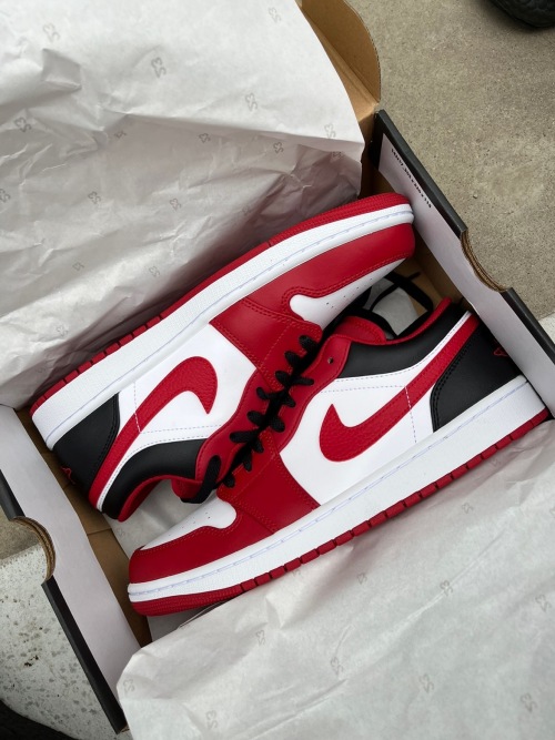 XH Air Jordan 1 Low Red, white And Black review 