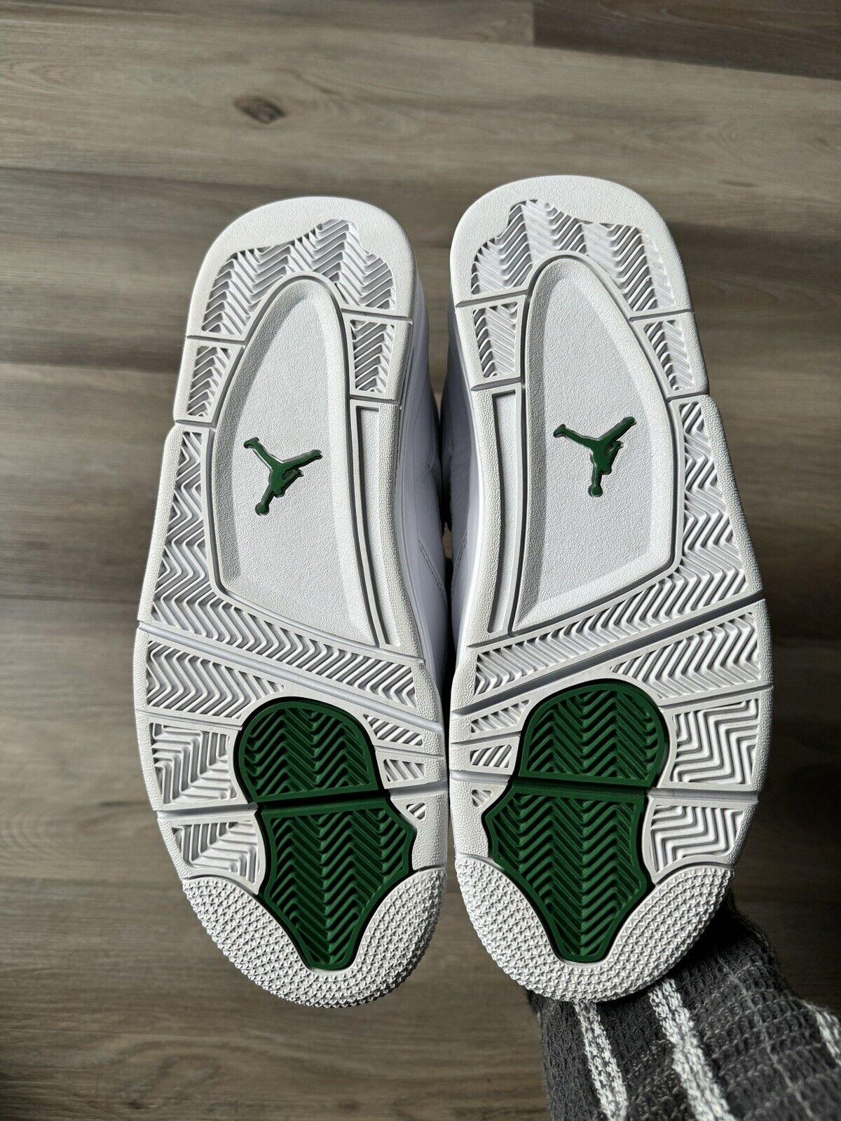 PB  Batch  Air Jordan 4 Retro Metallic Green review Makda 01