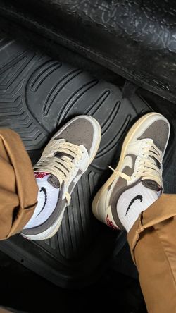 XH Travis Scott x Air Jordan 1 Low Reverse Mocha review Emma 01