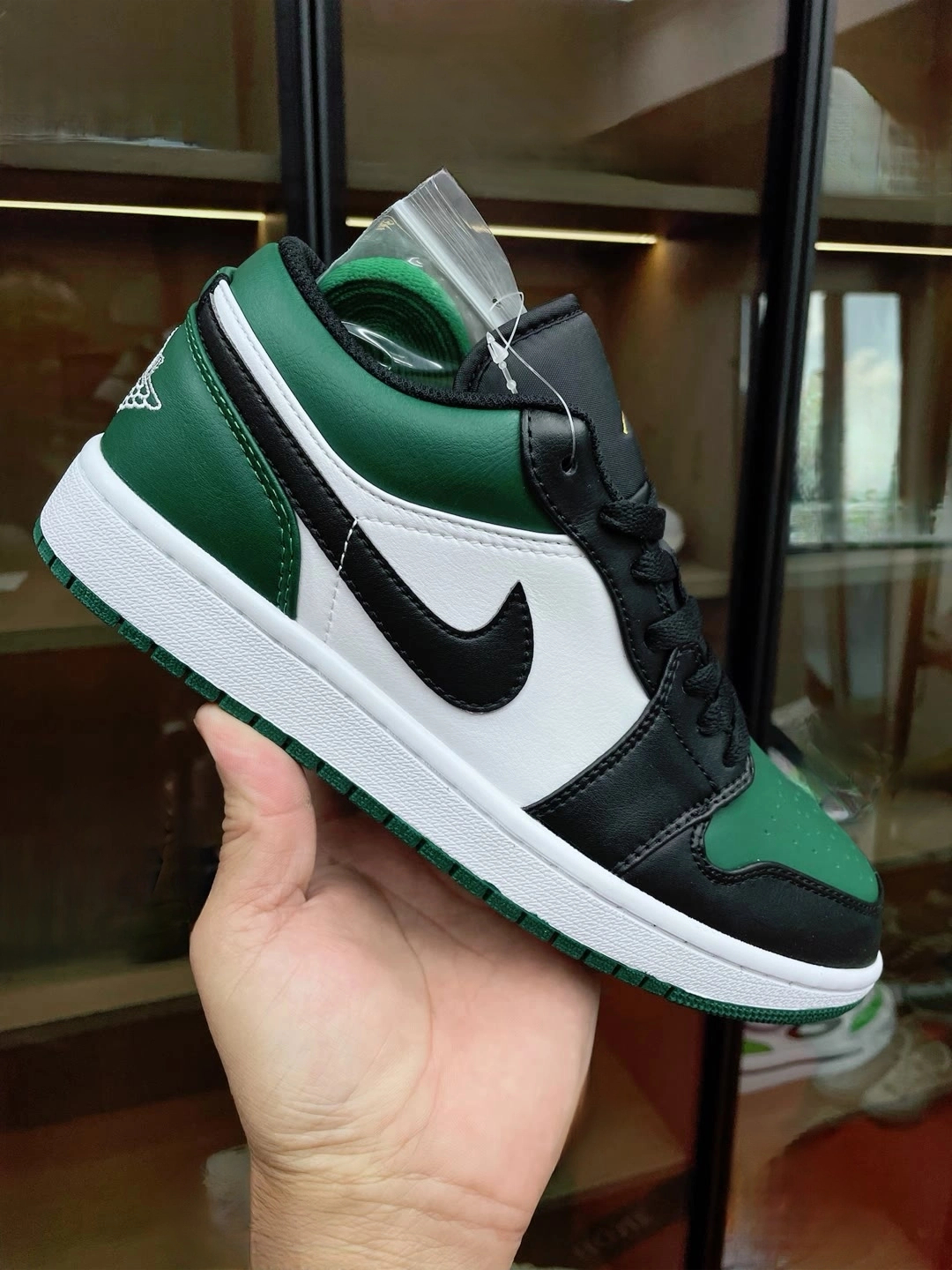 XH Air Jordan 1 Low Green Toe review Emma 01