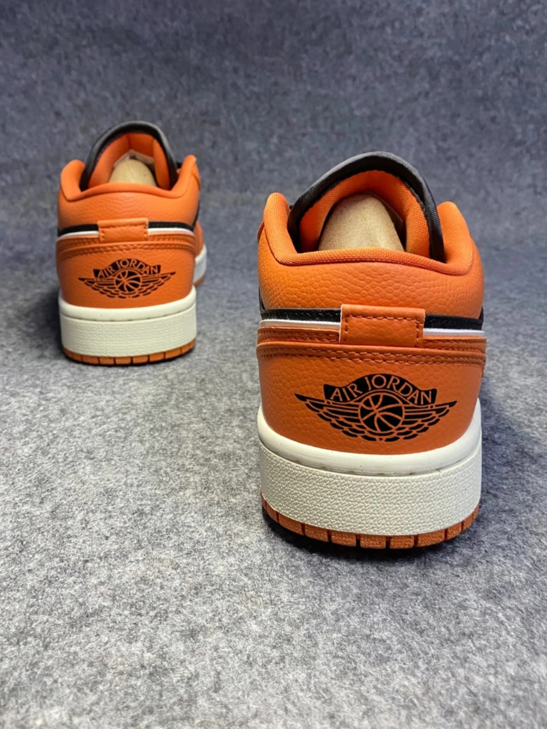 XH Travis Scott x Air Jordan 1 Low WMNS “Sport Spice” review John 01