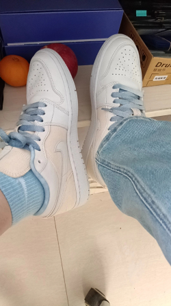 XH Air Jordan 1 Low Canvas review Evelyn 02