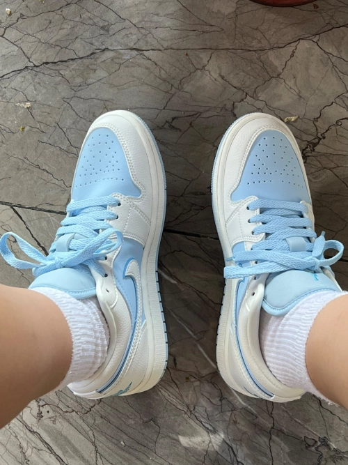 XH Air Jordan 1 Low Light Blue And White review 