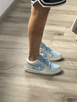 XH Air Jordan 1 Low Light Blue And White review Layla 01