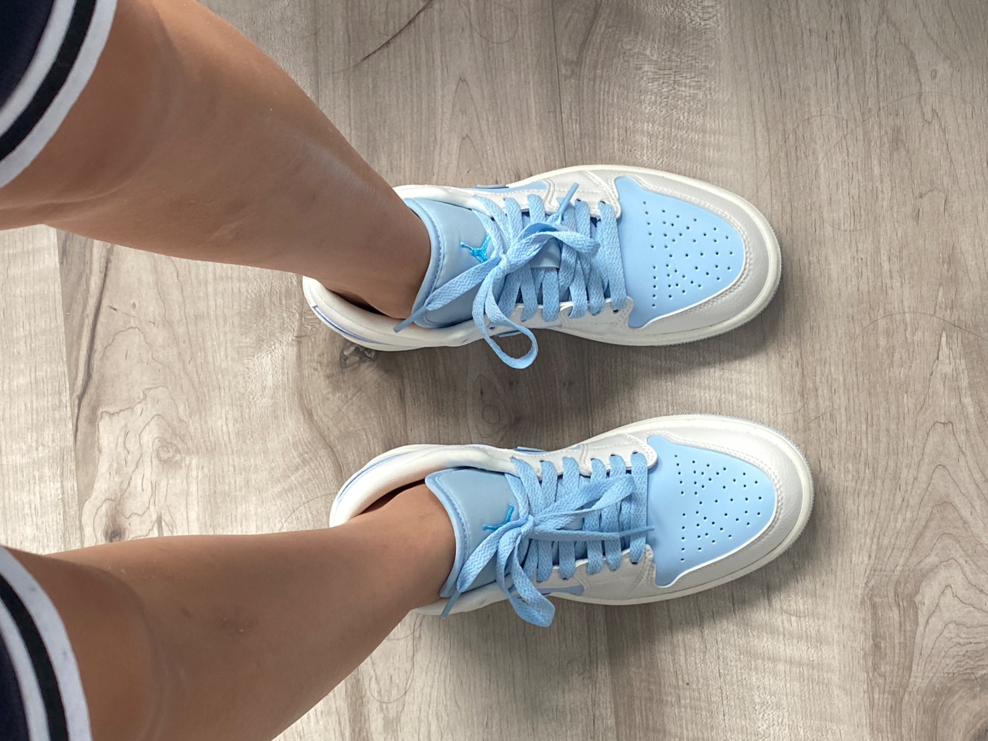 XH Air Jordan 1 Low Light Blue And White review Layla 02