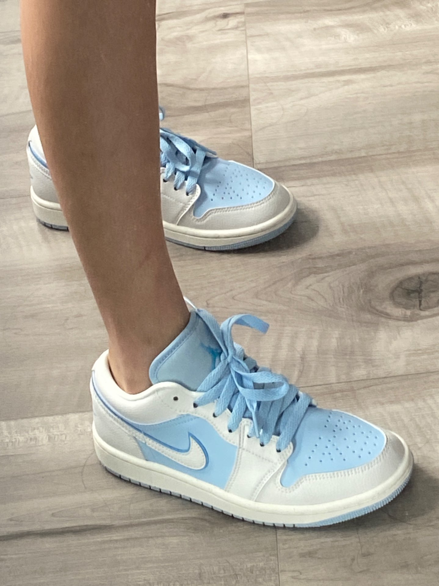 XH Air Jordan 1 Low Light Blue And White review Layla 03