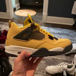 PB Batch  Air Jordan 4 Retro Lightning review  Nikki92 01