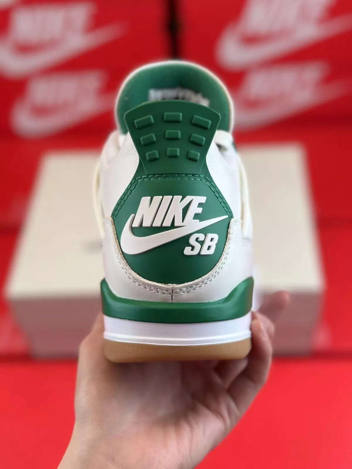 PB Batch  Nike SB x Air Jordan 4 “Pine Green”Calaite review Stephanie Braun 03