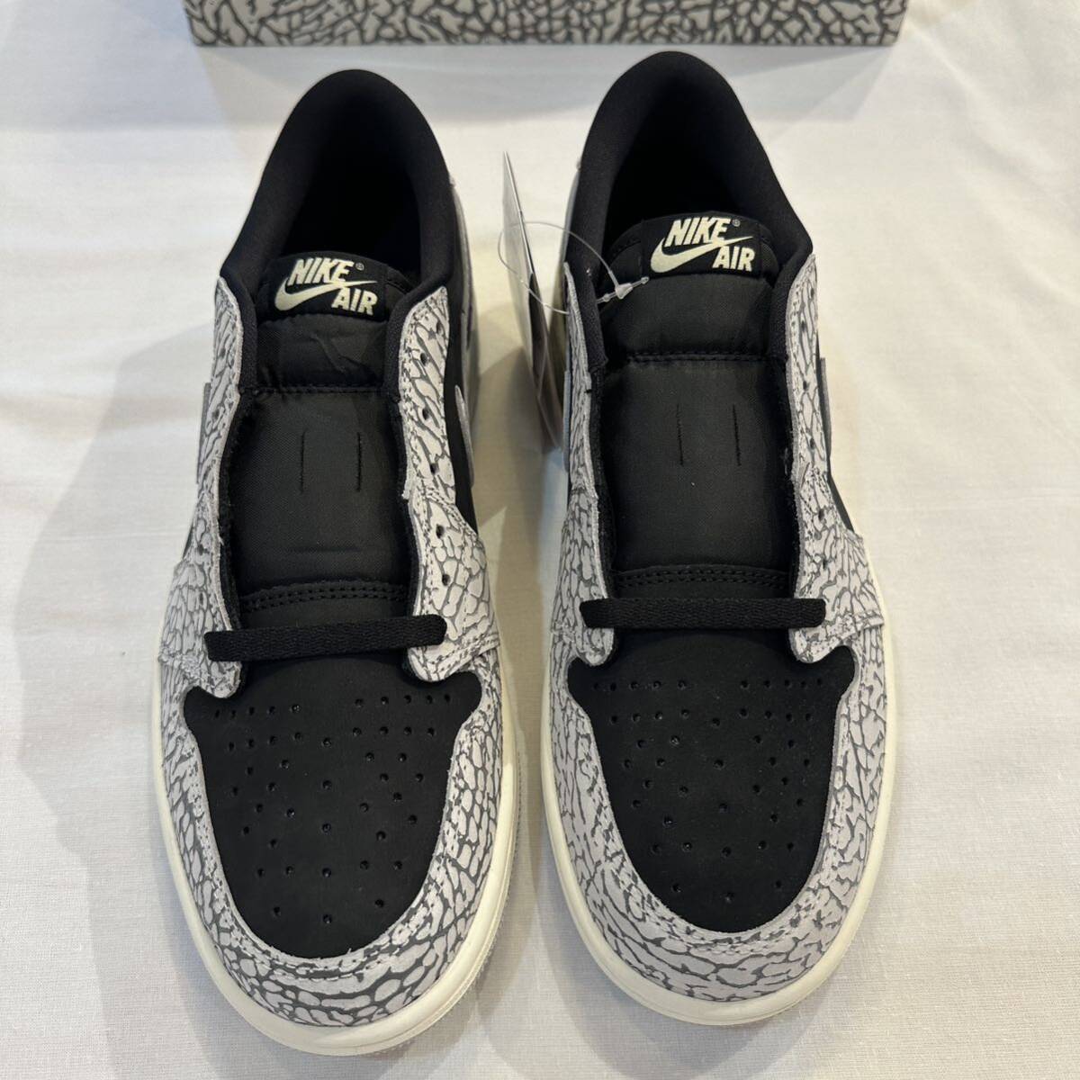 XH Travis Scott x Air Jordan 1 Low Black Gray Burst review Ella 01