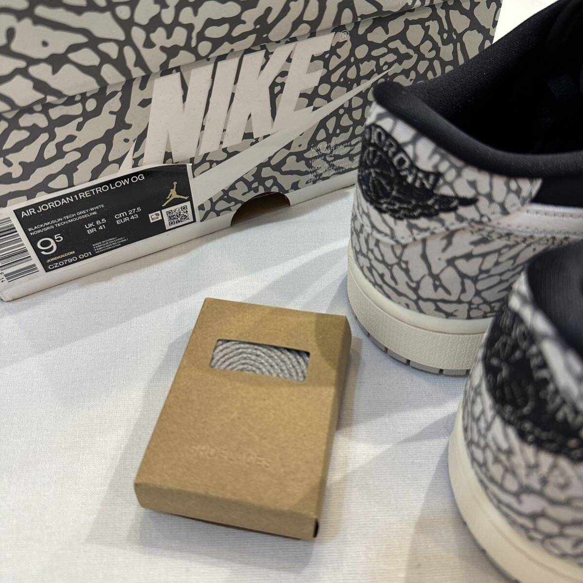 XH Travis Scott x Air Jordan 1 Low Black Gray Burst review Ella 03