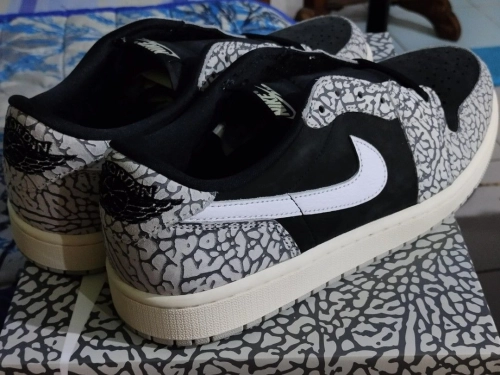 XH Travis Scott x Air Jordan 1 Low Black Gray Burst review 