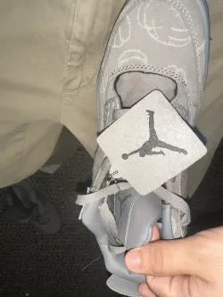 PB Batch  KAWS X Air Jordan 4 Retro KAWS Grey review Tor 01