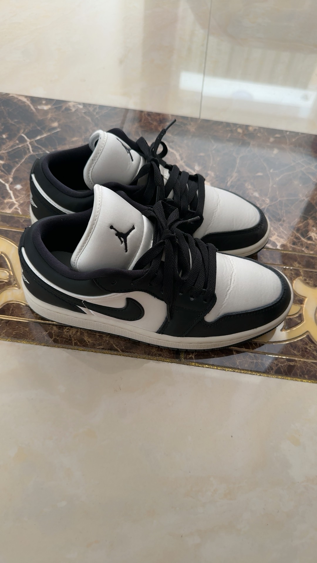 XH Air Jordan 1 Low Black And White review Deliv