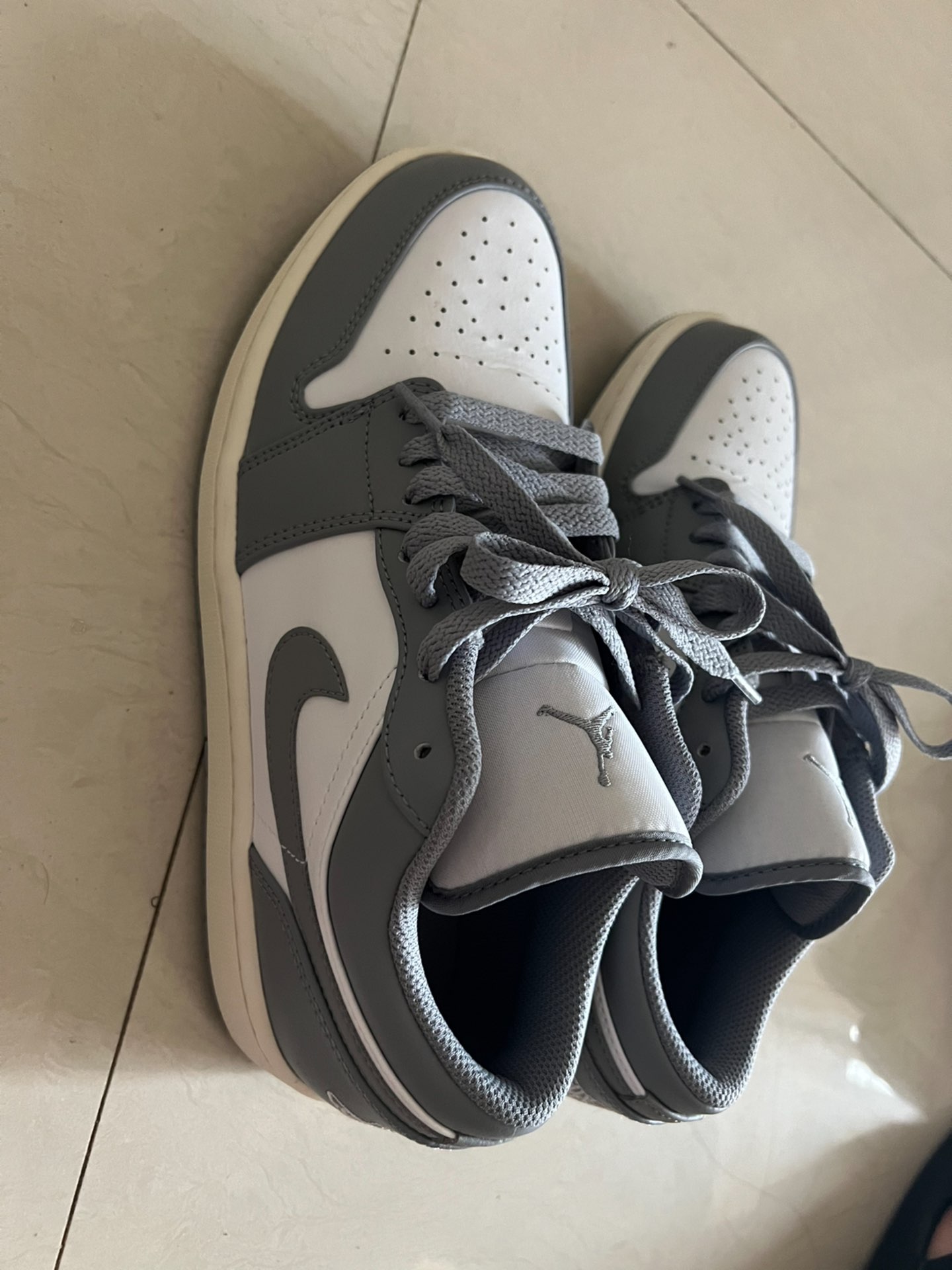 XH Travis Scott x Air Jordan 1 Low Retro Grey review Ella 02