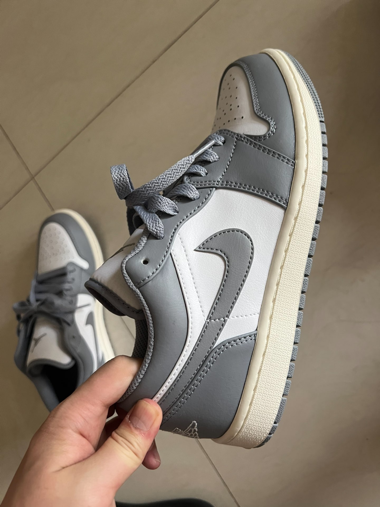 XH Travis Scott x Air Jordan 1 Low Retro Grey review Ella 03